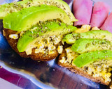 Foto del paso 5 de la receta: TOSTADAS CON HUEVO Y PALTA 🥑🥚🥑