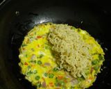 A picture of step 5 of Noodles stuffed omelette.