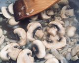 Foto langkah ke 5 dari resep Tumis jamur kancing.