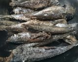 Foto langkah ke 1 dari resep Oseng Pindang Bunga Bawang.
