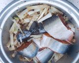 Hình bước làm 5 của món Cá tra chưng chuối cây