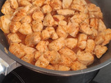Pechugas de pollo con salsa de cebolla y mostaza
