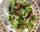 Φωτογραφία βήματος 2 της συνταγής Tortilla wraps- τυρί κρέμα, μαρούλι, χοιρομέρι, χαλούμι