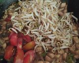 Foto langkah ke 3 dari resep Cah Tauge Jamur Pedas.