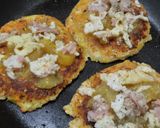 Foto del paso 5 de la receta: Pizzas hawaianas con base de coliflor, zanahoria y papa🍍🧀🍕🥔🥙🥕🧀