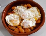 Foto del paso 3 de la receta: Huevos rotos con patatas al ajo escalivado y sobrasada