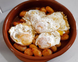 Foto del paso 3 de la receta: Huevos rotos con patatas al ajo escalivado y sobrasada