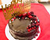 A picture of step 3 of Berries fudge cake.