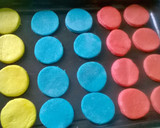 Foto del paso 5 de la receta: Alfajores de maicena de varios colores rellenos con mermelada 