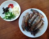 Hình bước làm 1 của món Tôm lóng rim mặn ngọt