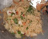 Foto langkah ke 3 dari resep Mie Goreng Sayuran Pedas.