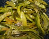 Foto del paso 3 de la receta: Rajas con crema y elote