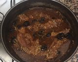 Foto del paso 2 de la receta Pies de cerdo estofado con ciruelas