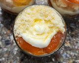Foto del paso 11 de la receta: 🌟 Triffle de damascos 🌟 Postre en vaso en capas: bizcochuelo, crema de queso y damascos en almíbar 🌟
