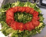 Une image de l'étape 4 de Salade reine des glaces aux tomates roses, oignons nouveaux et fleurs d'ail du jardin.