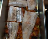 Paradicsomszószban sült tőkehal kapribogyóval és mazsolával mediterrán módra recept fázis 4 fotója