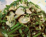 A picture of step 3 of Stir-Fried Razor Clams with Water Spinach.
