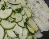 Foto del paso 1 de la receta: Salteado de pollo,🍗calabacin y champiñón en hojas de lechuga🥬🍄🟫🧅