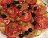 Foto del passaggio 5 della ricetta Branzino e gallinella su pane carasau e letto di pomodori, olive e basilico