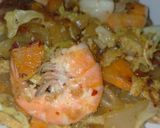 รูปขั้นตอนการทำที่ 3 ของ ผัดซีอิ๊วเส้นใหญ่ใส่กุ้ง | Stir-fried Rice Noodles with Soy Sauce and shrimps