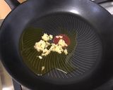 Une image de l'étape 6 de Poêlée de trompettes de la mort aux oignons nouveaux, porc et poivron rouge.