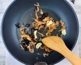A picture of step 3 of Delicious with Shiitake powder! Stir-fried Harusame (glass noodles) with cabbage and Sakura shrimp.