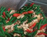 Foto langkah ke 3 dari resep Tumis kacang panjang pedas manis.