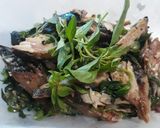 Foto langkah ke 4 dari resep Tumis tongkol daun kemanggi.