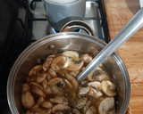Foto del paso 2 de la receta: Sopa de champiñones con fideos y huevo