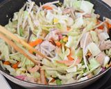 A picture of step 5 of Crispy Nagasaki Sara Udon.