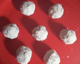 A picture of step 3 of Urad dal ladoo or minapa sunnundalu.