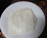 Foto del paso 3 de la receta: Hamburguesa de pollo, tortilla francesa, queso curado y mayonesa de cebolla