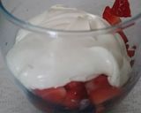 Foto del paso 3 de la receta: Vasitos de fresas con mascarpone y yogur griego