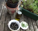 Foto del paso 1 de la receta: Aceitunas negras con hierbas de huerto