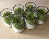 Foto langkah ke 3 dari resep Pannacota Vanilla Matcha with Strawberry Compote.