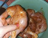 Sajtos-fokhagymás csirkecombok hagymás burgonyával recept fázis 3 fotója