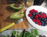 Foto del paso 2 de la receta: Ensalada de aguacate y arándanos