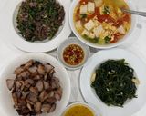 Hình bước làm 4 của món Cơm nhà với vai heo nướng sốt đào, thăn trâu xào cải bó xôi, rau muống xào tỏi, canh cà chua trứng