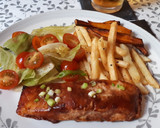 Foto del paso 8 de la receta: Salmón jerk con chips y ensalada