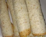 รูปขั้นตอนการทำที่ 3 ของ ขนมปังโรลไส้กรอกทอด (Deep-fried Sausage Bread Rolls)