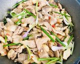 Hình bước làm 6 của món Thịt Heo Rừng Xào Nấm Đùi Gà