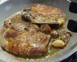Foto del paso 2 de la receta: Chuletas al ajo quemado