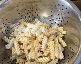 Foto langkah ke 4 dari resep Makaroni spiral pedas daun jeruk.