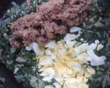 Foto del paso 3 de la receta: Canastitas de acelga, atún y queso 🤩