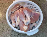 Foto del paso 1 de la receta: Pollo a la sangría o al refresco de uva 🌺