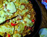 Foto langkah ke 6 dari resep Pizza Mie Teflon bikin ngiler pake Mie Instan Goreng.
