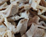รูปขั้นตอนการทำที่ 1 ของ ขอเรียกว่า..ผัดใบมะกรูดกระเพาะหมู