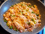 Arroz chino keto con camarón y tocino (hecho con coliflor)