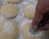Foto langkah ke 6 dari resep Donat Maizena Super Empuk dan Montok.