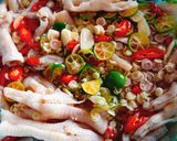 Hình bước làm 1 của món Chân gà rút xương ngâm sả tắc